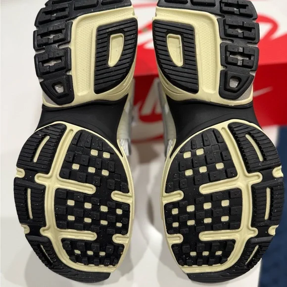 Nike V2K Running Shoes - Picture 3 of 10